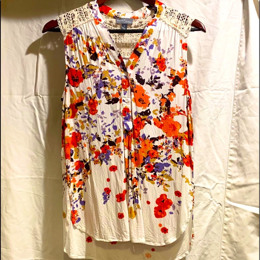 Market and spruce. Floral top. Size Medium.